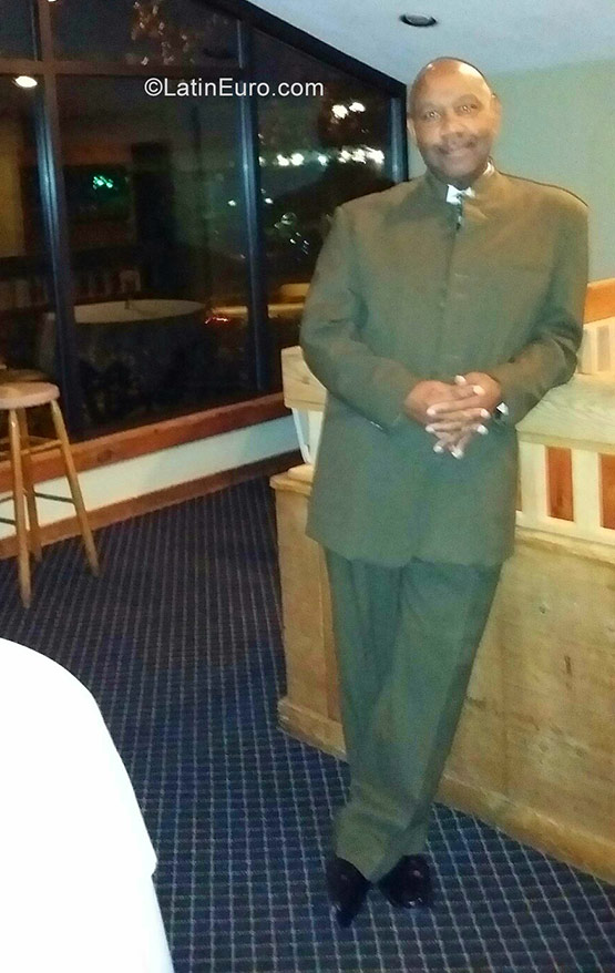 Date this nice looking United States man Roland from New Britain US13251