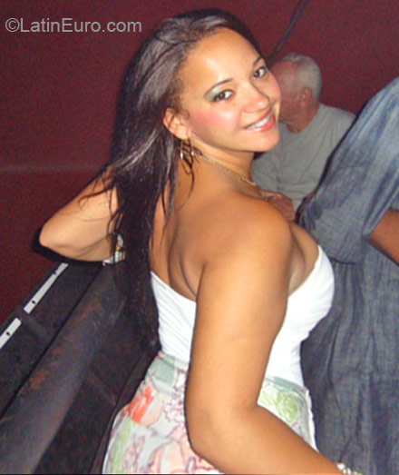 Date this good-looking Brazil girl Raphaelabm from Rio De Janeiro BR6983