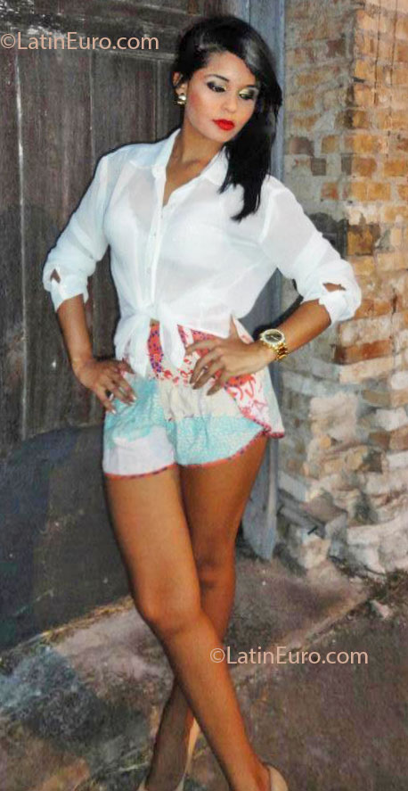 Date this charming Brazil girl Juliana from Salvador BR7505