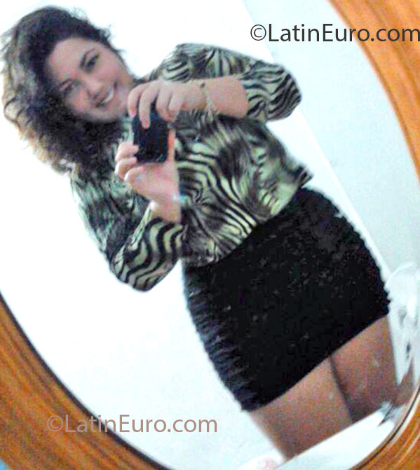 Date this hot Portugal girl Thaysa from Lagos PT58
