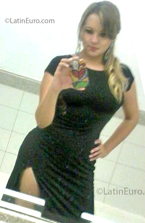 Date this attractive Brazil girl Carol from Goiania BR7497