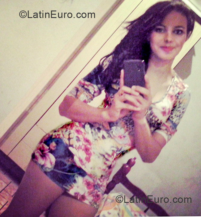 Date this hot Brazil girl Crislaine from Tapira BR7708