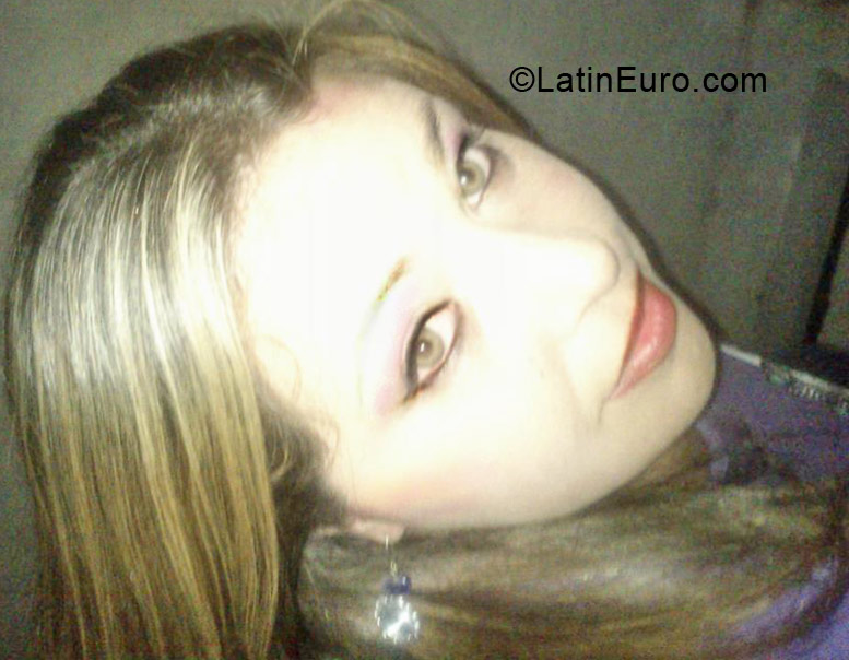 Date this beautiful Brazil girl Pryscila from Curitiba BR7717