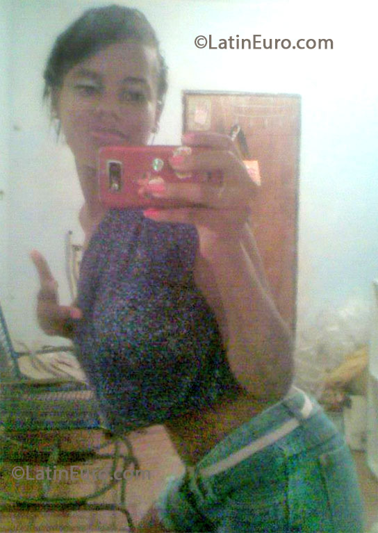 Date this good-looking Brazil girl Stephanie from Salvador BR7860