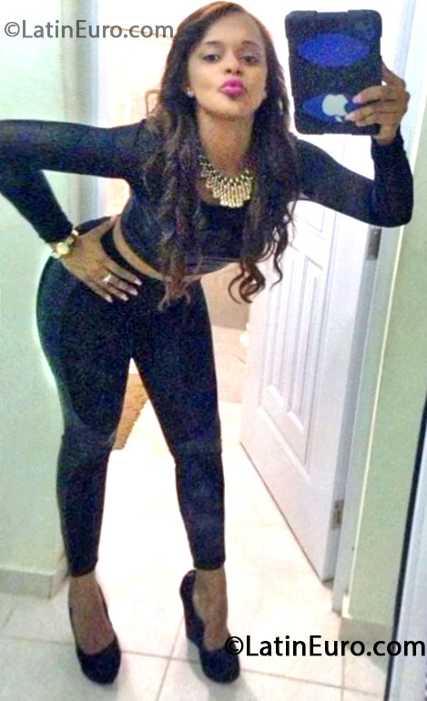 Date this lovely United States girl Reyna from Bronx - Santo Domingo US14341