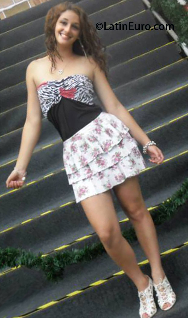Date this nice looking Brazil girl Mayra from Curitiba BR7979