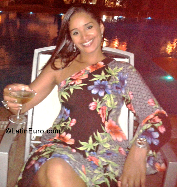 Date this lovely Brazil girl Flavia from Rio De Janeiro BR8129