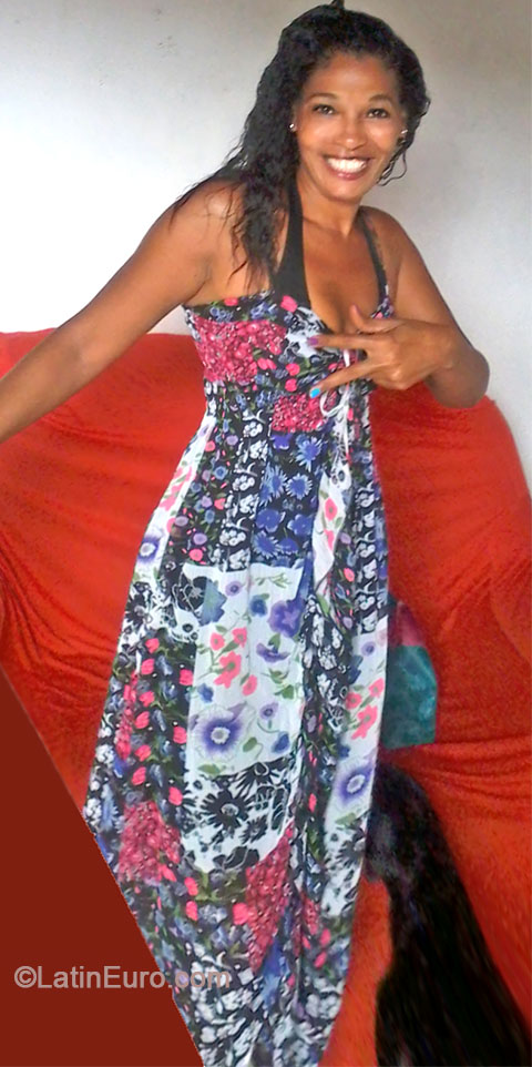 Date this happy Brazil girl Resmin from Salvador BR8276