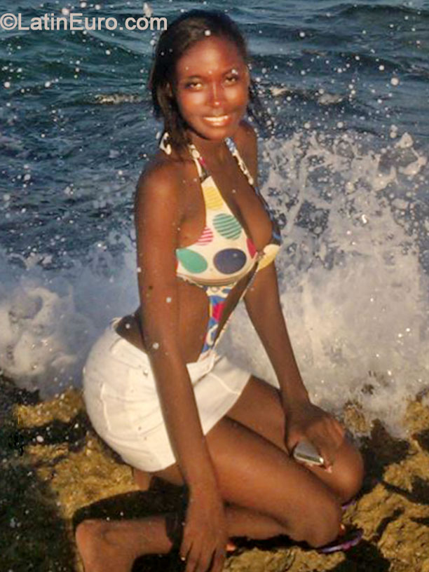 Date this hard body Jamaica girl Sydoni from Westmoreland JM1507