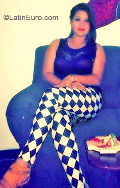 Date this voluptuous Venezuela girl Aransa from Maracaibo VE154