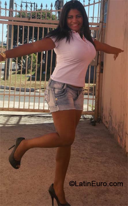 Date this hard body Brazil girl Claudia from Brasilia BR8665