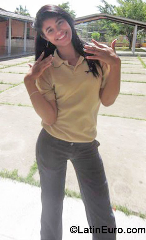 Date this foxy Venezuela girl Bethania from Caracas VE200