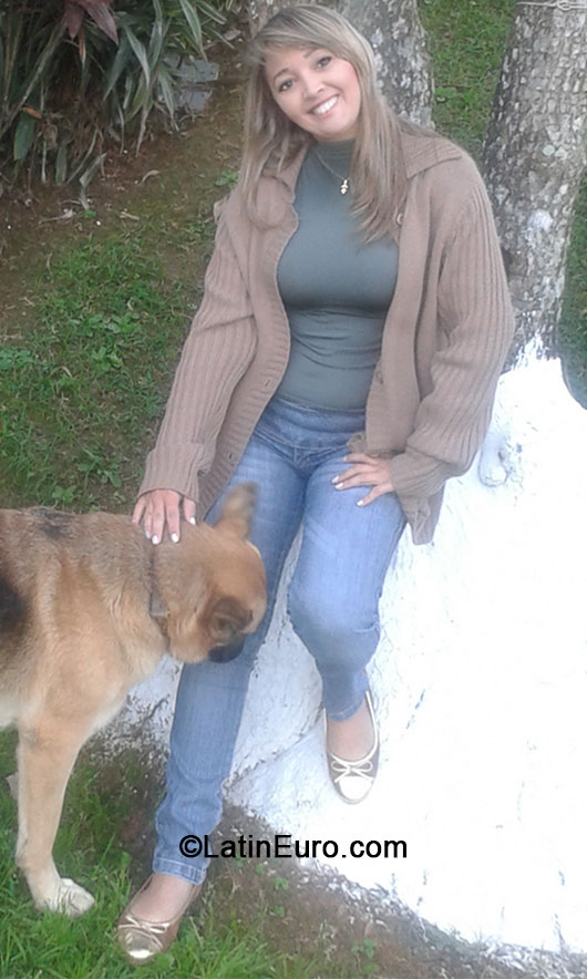 Date this nice looking Brazil girl Kely from Petrolina BR8757