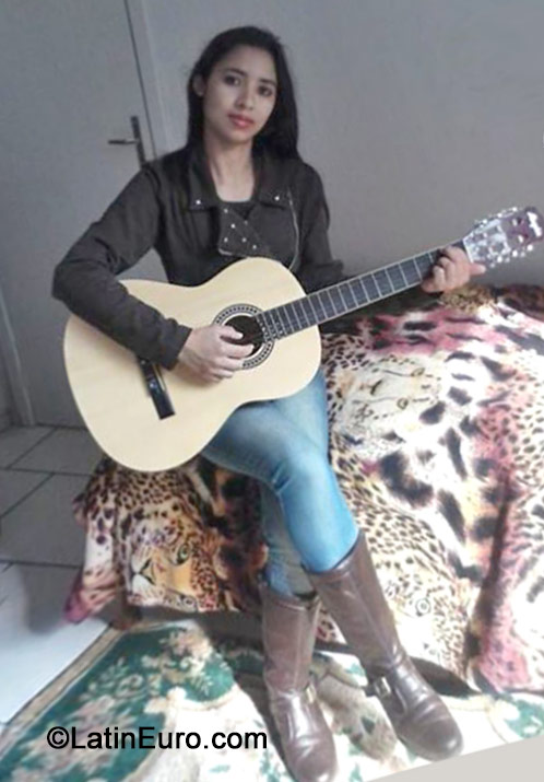 Date this funny Brazil girl Valquiria from Rio De Janeiro BR8814