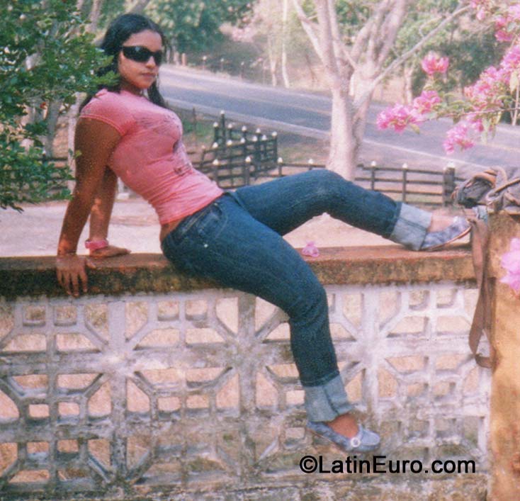 Date this beautiful Colombia girl Sakey from  CO15561