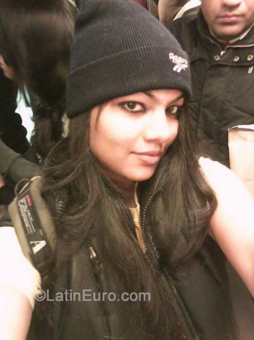 Date this happy India girl Priya from Pune IN257