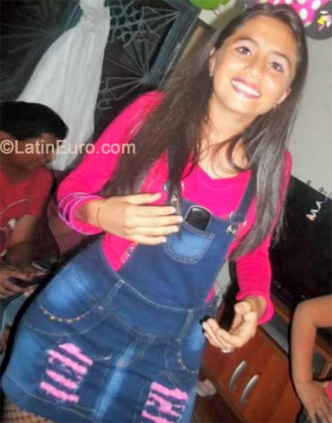Date this good-looking Colombia girl Yuly Andrea from Bucaramanga CO15618
