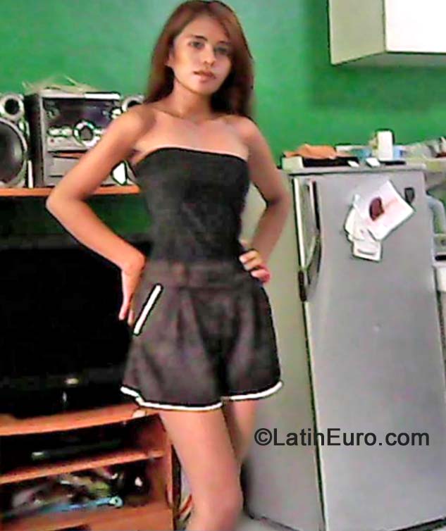 Date this stunning Philippines girl Lerhinia from Manila PH668