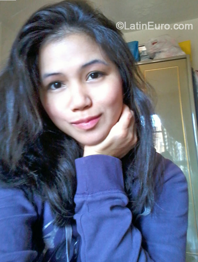 Date this happy Philippines girl Manilyn from Tacloban City PH683