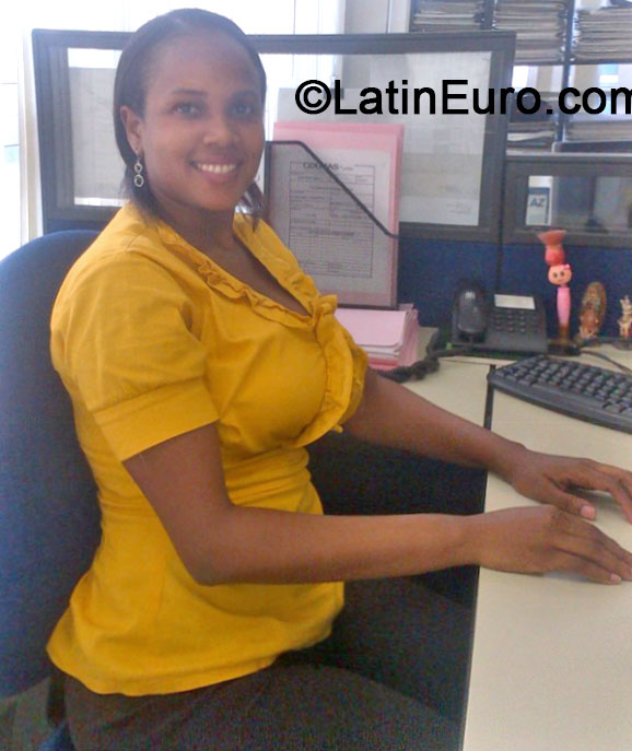 Date this beautiful Colombia girl MAGNOLIA from Buenaventura CO16151