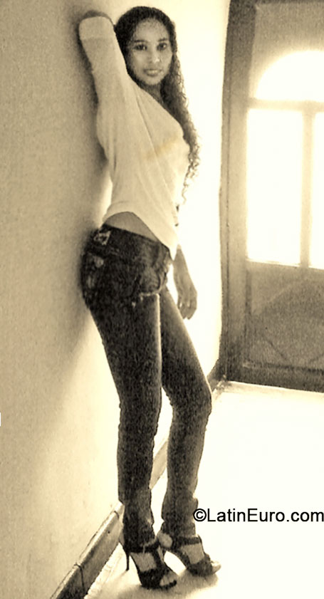 Date this athletic Colombia girl Yeimi from Cali CO16490