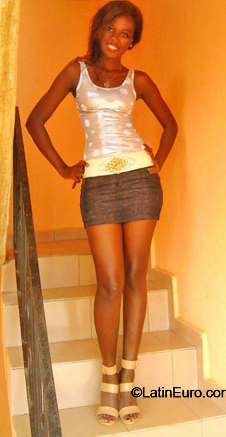 Date this hot Cameroon girl Makky from Douala CM205