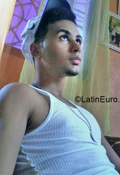 Date this good-looking Dominican Republic man Confesor from Santo Domingo DO20998