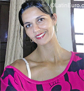 Date this good-looking Brazil girl Weronica from Aracaju BR9215