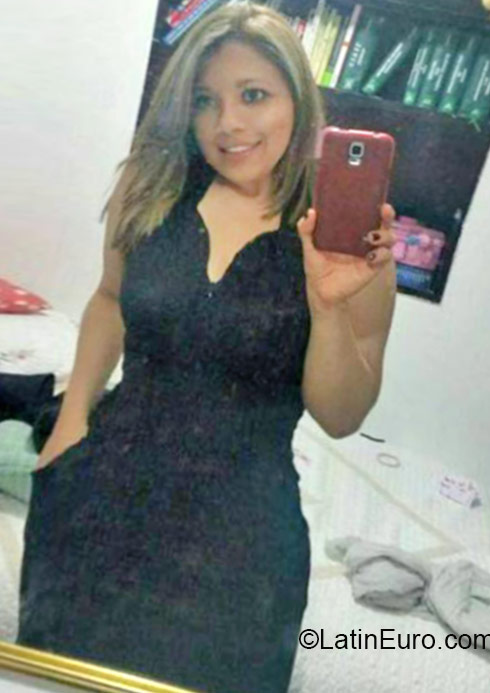 Date this tall Colombia girl YESENIA from Bogota CO17107