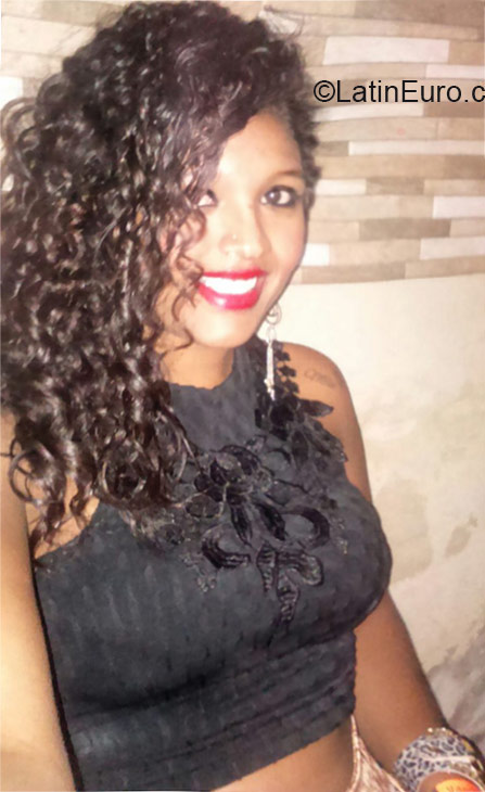 Date this hard body Brazil girl Quesa from Brasilia BR9279