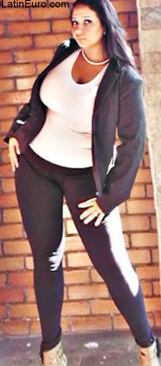 Date this voluptuous Brazil girl Camila from Rio De Janeiro BR9295