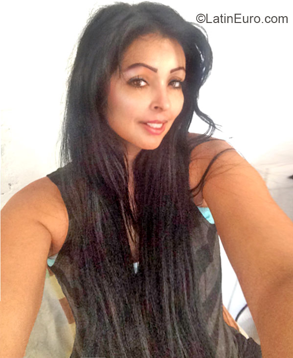 Date this attractive Colombia girl Patricia from Armenia CO17226