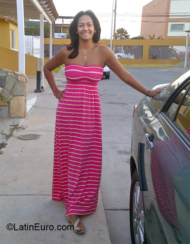 Date this stunning Venezuela girl Yetzica from Valencia VE522