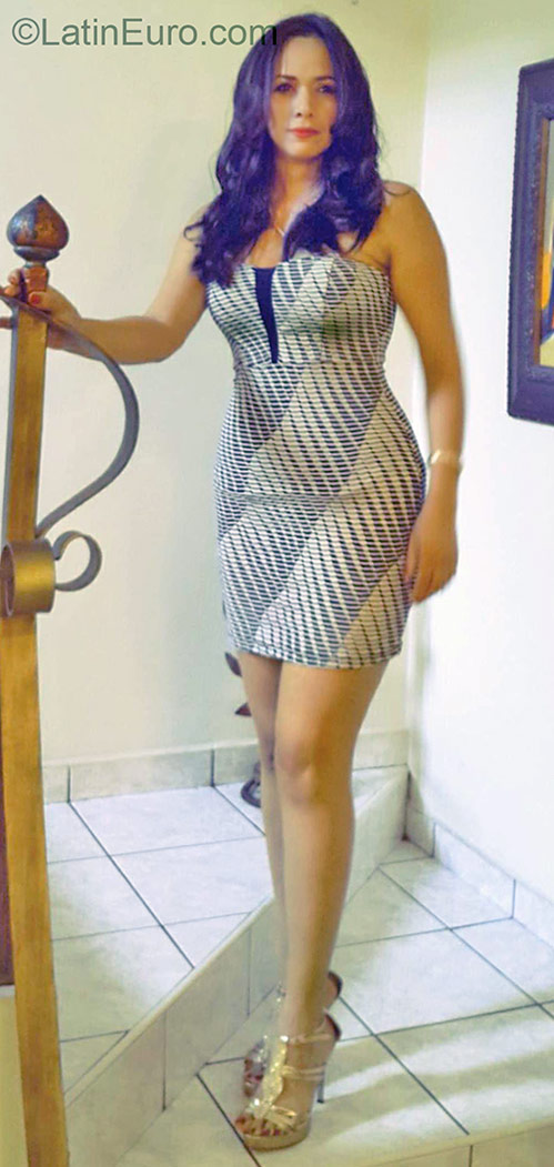 Date this nice looking Honduras girl Nanoska from Tegucigalpa HN1602