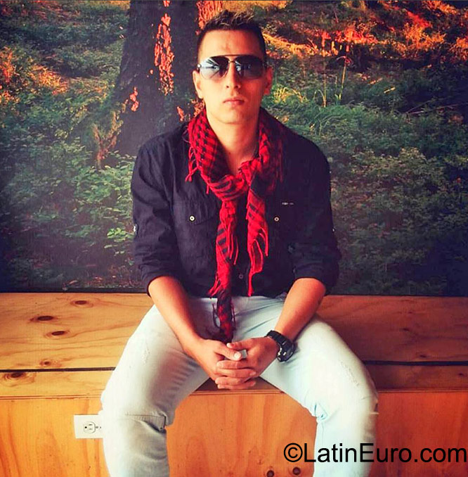 Date this georgeous Colombia man Mauricio from Medellin CO17934
