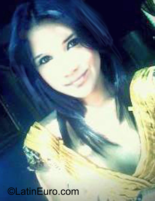 Date this attractive Venezuela girl Yinibeth from Caracas VE624