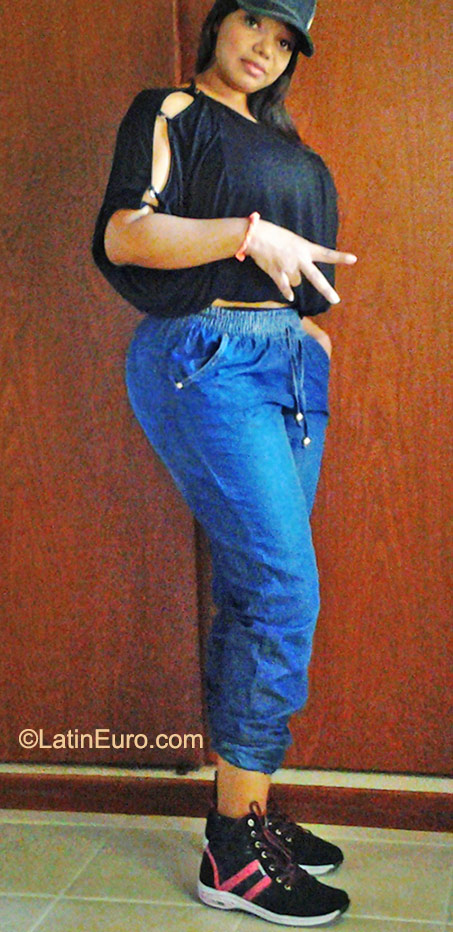 Date this hot Colombia girl Adilesi from Cali CO17998