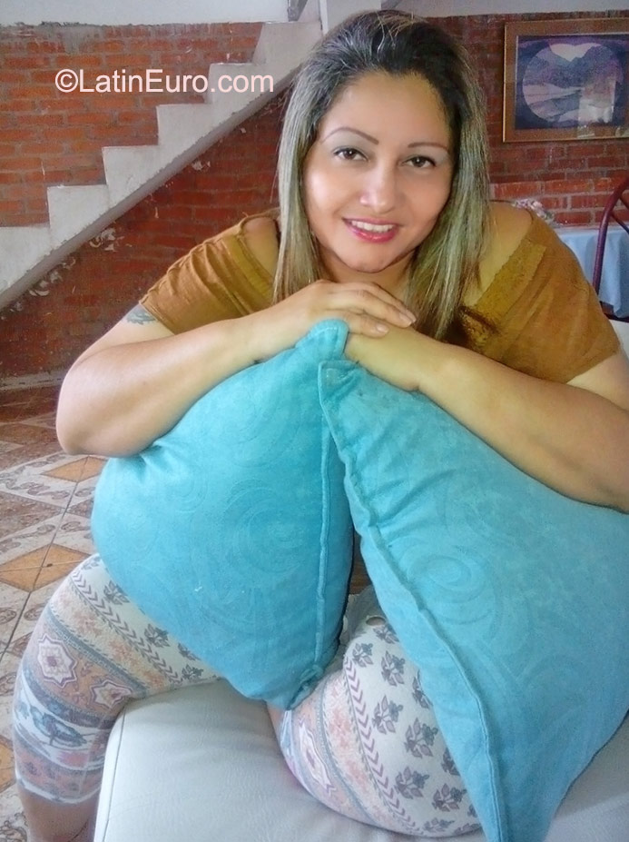 Date this delightful Colombia girl Francie from Cali CO18020