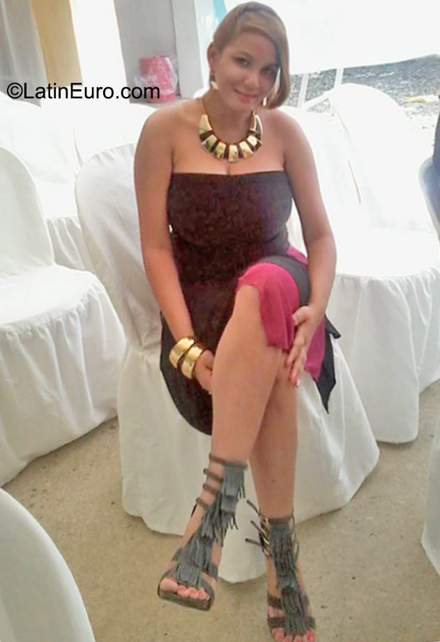 Date this good-looking Colombia girl Yalenia from Santiago CO18096