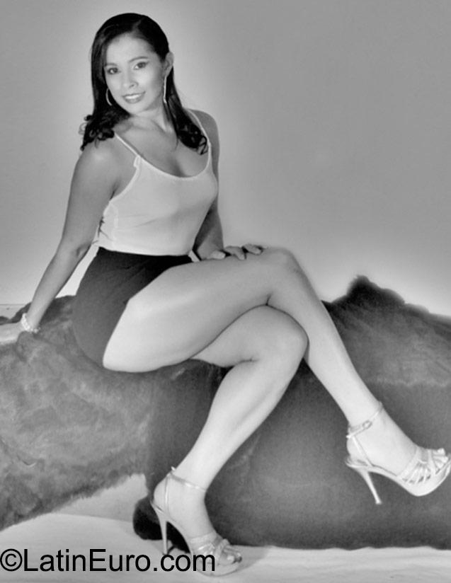 Date this beautiful Colombia girl Andra lucia from Armenia CO18172