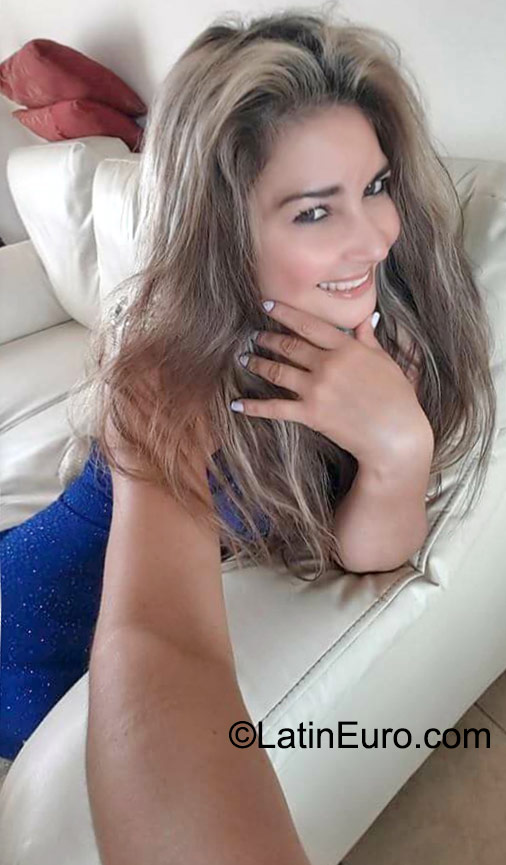 Date this nice looking Colombia girl Kaina from Bogota CO18176