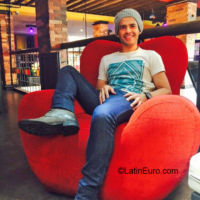 Date this georgeous Colombia man Hector from bogota CO18341