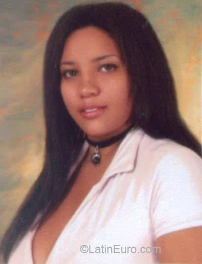Date this beautiful Colombia girl Maryam from Cali CO18404