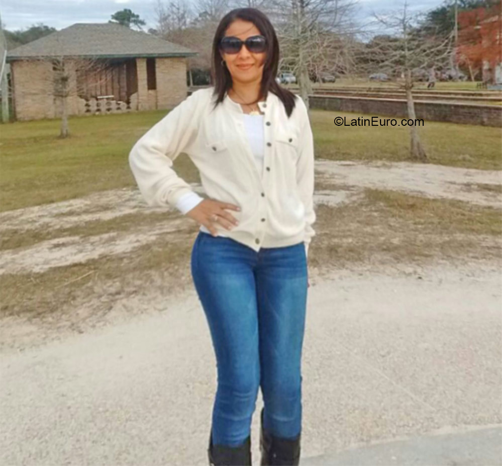 Date this foxy Panama girl Catia from David PA835
