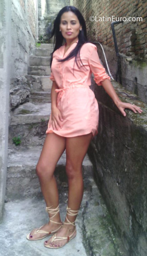 Date this tall Colombia girl Maryauri from Cali CO18583