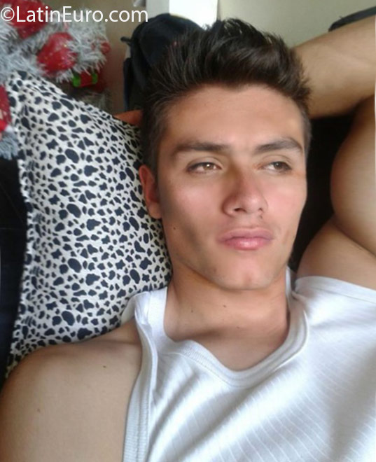 Date this good-looking Colombia man Jonathan from Bogota CO18623