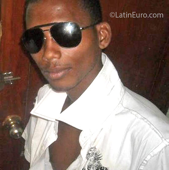 Date this foxy Dominican Republic man Edison from Santo Domingo DO25312