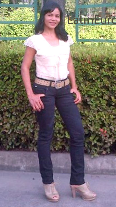 Date this nice looking Honduras girl Cristina from Tegucigalpa HN2094