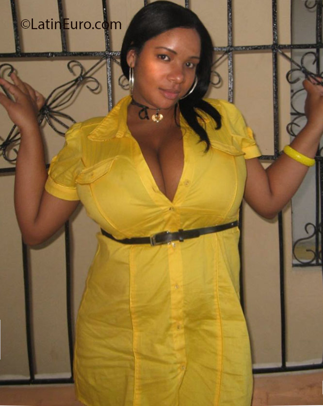 Date this sultry Dominican Republic girl Julisa from Santiago DO40581