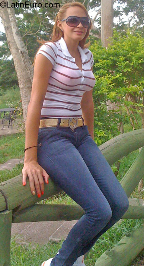 Date this sensual Dominican Republic girl Esmeralda from Santiago DO25976